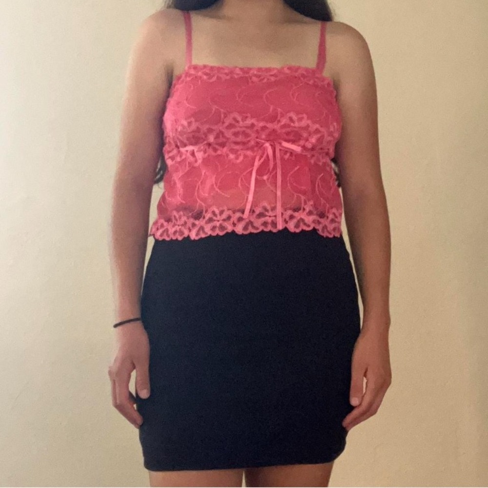 Felina Pink Lace Floral Cami Top
W/ ribbon that ties at the front
Size: M
